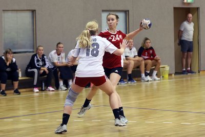 Gelungenes Pflichtspieldebüt: Rückraumspielerin Klara Schlegel, Linksschützin und auch wegen ihrer 1,82 m Körpergröße schwer zu verteidigen, erzielte in Berlin sechs Treffer. Hier ein Bild aus einem Vorbereitungsspiel. 