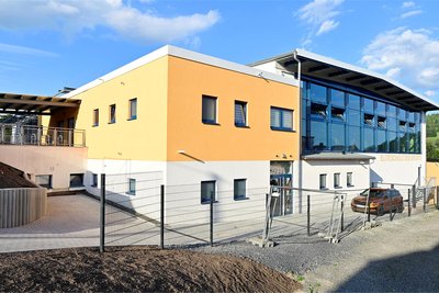 Die erweiterte Sporthalle in Klingenthal: Nach Fertigstellung der Außenanlagen soll sie feierlich eingeweiht werden.