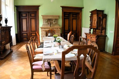 Blick ins fast schon antike Frühstückszimmer mit der gemeinsamen Tafel.