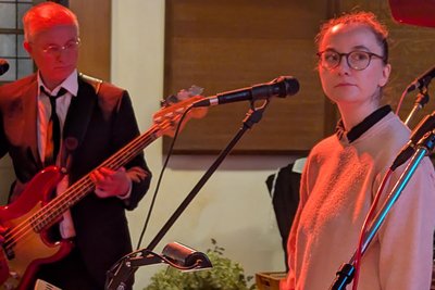 Nadja Donner (r.) unterstützte die Band mit ihrem Gesang in Lichtenberg.