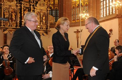 Sachsens Staatsministerin für Wissenschaft und Kunst, Sabine von Schorlemer, überreichte am Montag in der Stadtkirche Mittweida dem neuen Rektor der Hochschule, Ludwig Hilmer (r.), die Ernennungsurkunde. Zuvor erhielt er von seinem Vorgänger Lothar Otto (l.), der das Amt sechs Jahre lang bekleidete, die Amtskette.