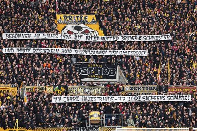 Fans von Dynamo Dresden zeigten im Sachsderby gegen Aue am 4. März diese geschmacklosen Transparente.