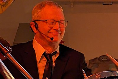 Michael Leo Leonhardi lernte Gitarre spielen und wechselte für die Band ans Schlagzeug.