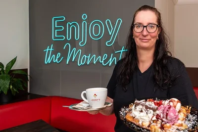 Die Bubble-Waffeln mit Eis, Sahne und Früchten sind im Eiscafé von Katja Schmieder am Markt in Schwarzenberg sehr beliebt bei Groß und Klein.