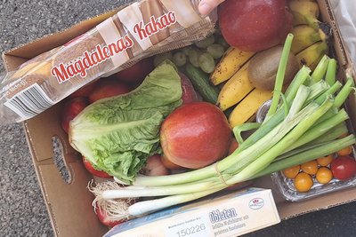 Eine „Too Good To Go“- Überraschungstüte ist voll mit frischem Obst und Gemüse.