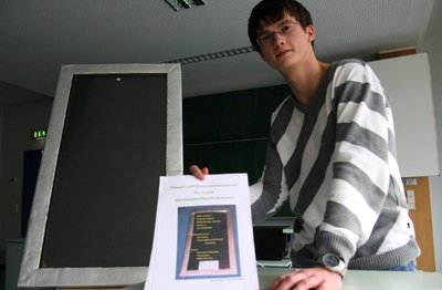 Der Olbernhauer Gymnasiast Martin Lippmann präsentiert am Mittwoch an der TU München einer Fachjury seinen modifizierten Flachkollektor in einem rund zehnminütigen Vortrag. 