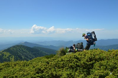 Die gesamte Ausrüstung sowie Verpflegung für mehrere Tage tragen die Naturfreunde auf dem Rücken.