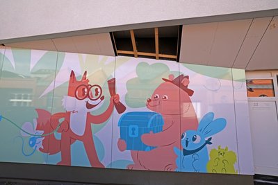 Der Bär hält die Schatzkiste, die der Kita ihren Namen gibt. Ein Chemnitzer Unternehmen hat die Tierbilder am Eingang gestaltet.