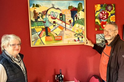 Monika Wiedemann und Olaf Zimmermann von den Chemnitzer Stammtischmalern vor dem Bild „Reitbahnviertel“.