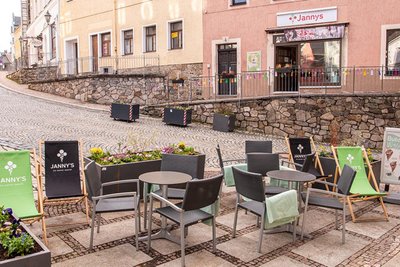 Diese kleine Terrasse am Unteren Markt in Schwarzenberg gehört nun zum Eiscafé von Katja Schmieder.