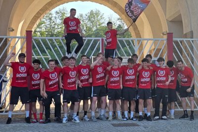 Nach der Rückkehr vom Auswärtsspiel postierten sich die U-17-Kicker des FSV am Eingang des Westsachsenstadions fürs Meisterfoto.