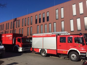 Spezialfahrzeuge der Feuerwehr vor dem Justizzentrum auf dem Kaßberg.