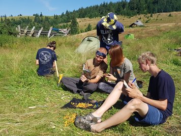 Aufgeteilt in mehrere Teams, widmen sich die Teilnehmer der Expedition unterschiedlichen Forschungsthemen.