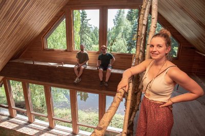 Nadine Meier (re.) und Andreas Widmann (hinten links) von der neu gegründeten Kultur-Initiative Lugila wollen auf dem Gelände der ehemaligen Ferienanlage Luginsland ein Festival organisieren. Sepp Schwarzenbach (hinten rechts) hat das Grundstück gekauft und vermietet es. Das Bild zeigt das Trio im ehemaligen Badehaus. 