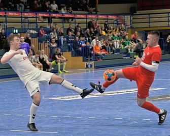 Der FC Concordia Schneeberg - im Bild Lennart Junghans (links) - hat das Lößnitzer Traditionsturnier gewonnen und die Gastgeber um Paul Bunge vom FCL im Halbfinale bezwungen. 