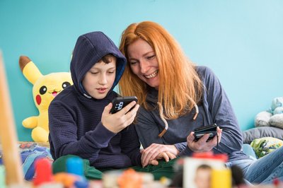Eltern als Vorbilder: Achtsames Begleiten und klare Regeln schaffen eine sichere Basis für den Umgang mit digitalen Medien.