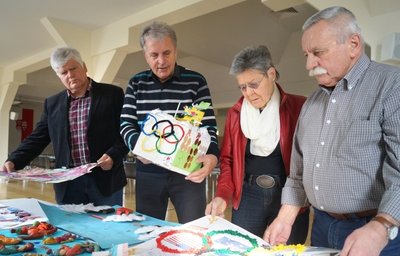 Die Jury hat es immer schwer: Werner Beuschel, Vorsitzender der DOG-Stadtgruppe, Jürgen Croy, Gabriele Lehmann und Siegfried Wagner (von links) 2014 beim Begutachten der eingereichten Arbeiten. 
