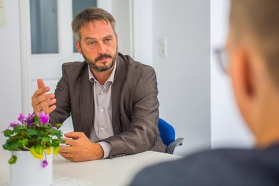 Der Bürgermeister von Lauter-Bernsbach, Thomas Kunzmann, kennt die aktuellen Probleme beim Glasfaser-Ausbau in der Stadt. Er sagt: „Das ist natürlich sehr ärgerlich.“