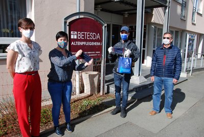 Mouaid Jouaaneh hat 70 selbst gefertigte Gesichtsschutzmasken an das Altenpflegeheim Betesda des Obervogtländischen Vereins für Innere Mission Marienstift übergeben. Der Familienvater aus Syrien ist gelernter Schneider.