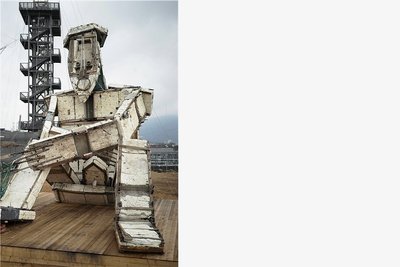Aus Strandgut erschaffen: "Der Denker" ("El Pensador") vom kubanischen Künstler Kcho wurde auf der Ausstellung "Höhenrausch" im österreichischen Linz gezeigt. 