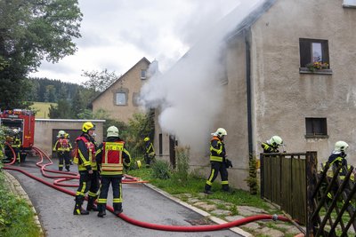 Die Einsatzkräfte löschten das Feuer. Im gesamten Haus kam es zu einer starken Rauchentwicklung.