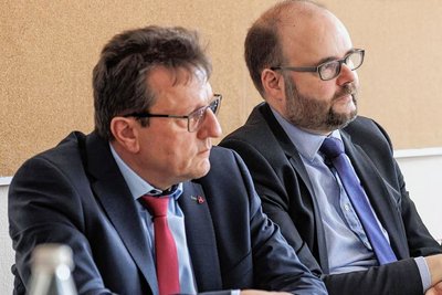 Sachsens Kultusminister Christian Piwarz (rechts) war gestern im Erzgebirge zu Besuch: zunächst in der Eliteschule des Wintersports in Oberwiesenthal, später im Landkreisgymnasium Sankt Annen in Annaberg-Buchholz. Begleitet wurde er von Schulleiter Steffen Wagner. 