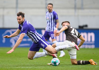 Aues Florian Ballas (l) wird von St. Paulis Finn Ole Becker gefoult. 