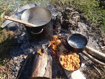 Essenszubereitung am offenen Feuer ist an der Tagesordnung und Wasser Mangelware. Oft reicht es nur zum Trinken.