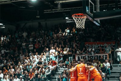 4600 Fans in der fast ausverkauften Messe trieben die Chemnitzer Mannschaften zum deutlichen Heimsieg gegen Bamberg.