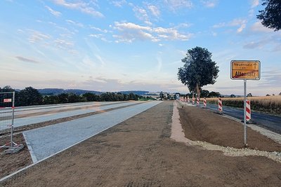 Inzwischen bedeckt der künftige Parkplatz die Ausgrabungen. Er entsteht am Ortsausgang Altensalz in Richtung Neuensalz auf einem bisherigen Feld und soll das Wildparker-Problem an der Talsperre eindämmen. 