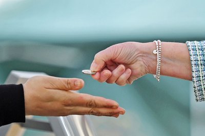 Zu viel Rückgeld erhalten? Dann sollten Sie den Händler besser darauf hinweisen.