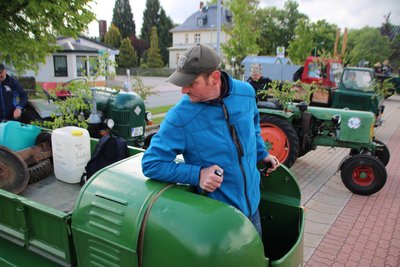 Bei der Rundfahrt durch Schönheide dabei war Ronny Wrage. Mit Geschick parkte er seine „Ameise“ ein.