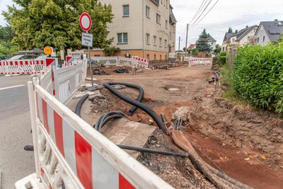 Kein Durchkommen im Leukersdorfer Nachbarort Seifersdorf: Vor allem die Laster können einen Schleichweg im Ort nicht nutzen – die Dorfstraße hinter der Baustelle ist zu eng. Schon einige Lkw blieben dort stecken.