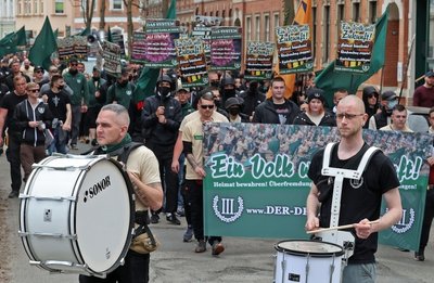 Die Partei "Der Dritte Weg" beim ihrem Marsch mit Trommlern zum 1. Mai durch Zwickau.