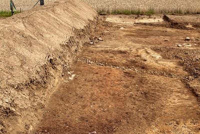 Die halbrunde, dunklere Struktur markiert einen Verhüttungsplatz.