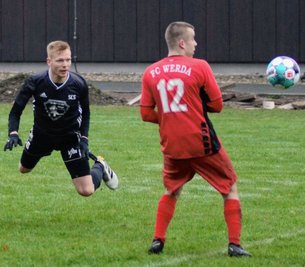 Max Rudisch (links) erzielte am vergangenen Wochenende beim FC Werda mit einem Flugkopfball das zwischenzeitliche 1:1. In der zweiten Halbzeit legte er beim 3:2-Sieg einen weiteren Treffer nach. Auch am Wochenende will er mit seinen Toren dem SCS helfen, das Endspiel dann wieder in Werda zu erreichen. In der zweiten Runde um den Vogtlandpokal traf Rudisch ebenfalls zweimal gegen den FC Werda. 