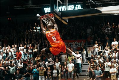 Etliche spektakuläre Szenen gab es zu sehen. Hier dunkt DeAndre Lansdowne ein.