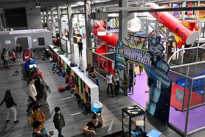 Das „Jump & Play“ hat neben Trampolinen auch einen Indoor-Spielplatz zu bieten.