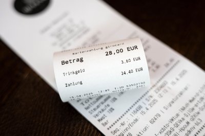 Stimmt die Rechnung? Kundinnen und Kunden sollten das besser umgehend prüfen. Spätere Reklamationen - insbesondere im Restaurant - können schwierig werden.