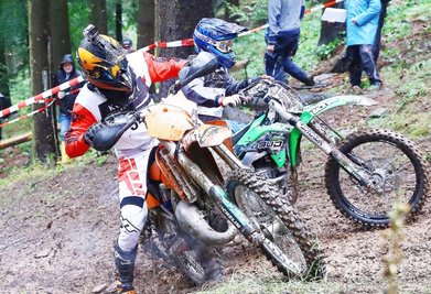 Michl Dreßler (links) aus Schneeberg und Lokalmatador Julian Meyer liefern sich an der Walthershöhe in Geyer ein Kopf-an-Kopf-Duell. 
