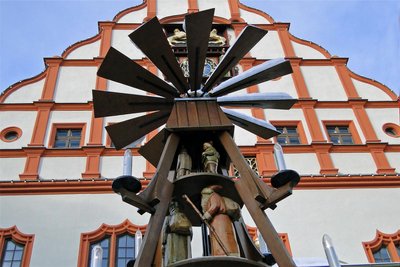 Auf dem Plauener Altmarkt geht es bis Jahresende weihnachtlich zu. Am 28. November öffnet der Weihnachtsmarkt. Der Aufbau läuft.