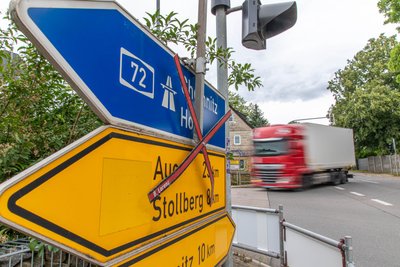 Bitte abbiegen – mitten durch den Ort: hier die Leukersdorfer Ampelkreuzung Hauptstraße/Stollberger Straße.