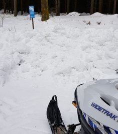 Mit Schneemauern zugeschobener Loipeneinstieg am Holzabfuhrplatz. 