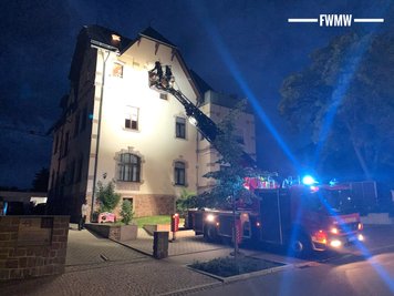 Am Sonntagabend haben Mittweidaer Feuerwehrleute eine Katze aus einer Dachrinne eines Mehrfamilienhauses gerettet. Dazu wurde sogar die Drehleiter gerufen. 