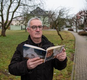 Ein Fotobuch erinnert Olaf Fiebig und seine Frau an die kurze, schöne Zeit, die sie mit ihrem Malteserwelpen Misiu hatten. Das Tier und ein weiterer Hund starben, vermutlich weil sie Gift zu sich genommen haben. Geschehen ist das offenbar auf der Wiese an der Friedrich-August-Straße in Rochlitz, an der Olaf Fiebig steht. 