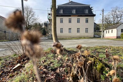 An der Nordseite des Ritterguts Bösenbrunn ist das Gerüst gefallen. Im Dach sind aus Kostengründen noch provisorische Fenster eingebaut, der Anstrich fehlt noch teils - wichtige Aufgaben für den weiteren Bau. In den Nordflügel des Hauses könnte die Gemeindeverwaltung einziehen - dort, wo sie bereits von 1994 bis 1999 ihre Räume hatte.
