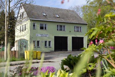 Das derzeitige Gerätehaus liegt direkt an der Ortsdurchfahrt. Es genügt modernen Ansprüchen und Vorschriften längst nicht mehr.