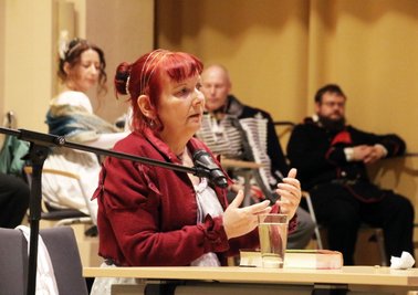 Sabine Ebert: Die Autorin lebt zwar seit einiger Zeit nicht mehr in Freiberg, hat ihrer Wahlheimat aber nicht den Rücken gekehrt. Ihr jüngster Roman "Die zerbrochene Feder" spielt in weiten Teilen in der Bergstadt. So verwundert es nicht, dass die Autorin als Ort für die Deutschlandpremiere des Werkes Anfang November die Freiberger Nikolaikirche wählte. Inzwischen ist bereits die zweite Auflage erschienen.  freiepresse.de/ebert2021