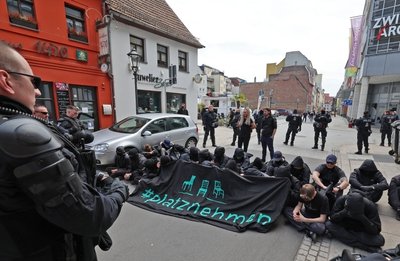 Antifa-Sitzblockade vor den Arcaden. Die Polizei verhinderte ein Aufeinandertreffen mit den Neonazis. Sie legte deren Route kurzerhand um.