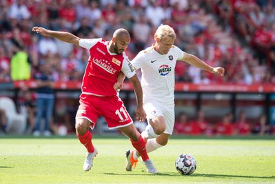 Unions Akaki Gogia (links) versucht Jan Hochscheidt den Ball abzunehmen.